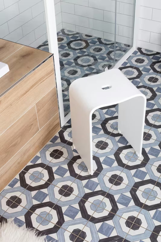 Bijeli samostojeći sjedalo za tuš SAT od plastike pro za udobnije i sigurnije tuširanje.