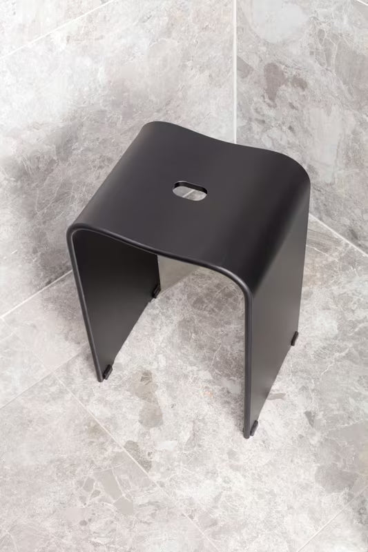 Crni sjedalo za tuš SAT od akrila s otvorom u sjedalu pro lakšeg rukovanja