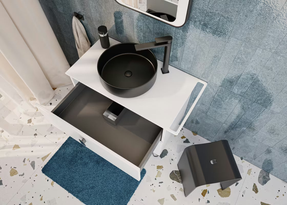 Crni sjedalo za tuš SAT od akrila s otvorom u sjedalu pro lakšeg rukovanja