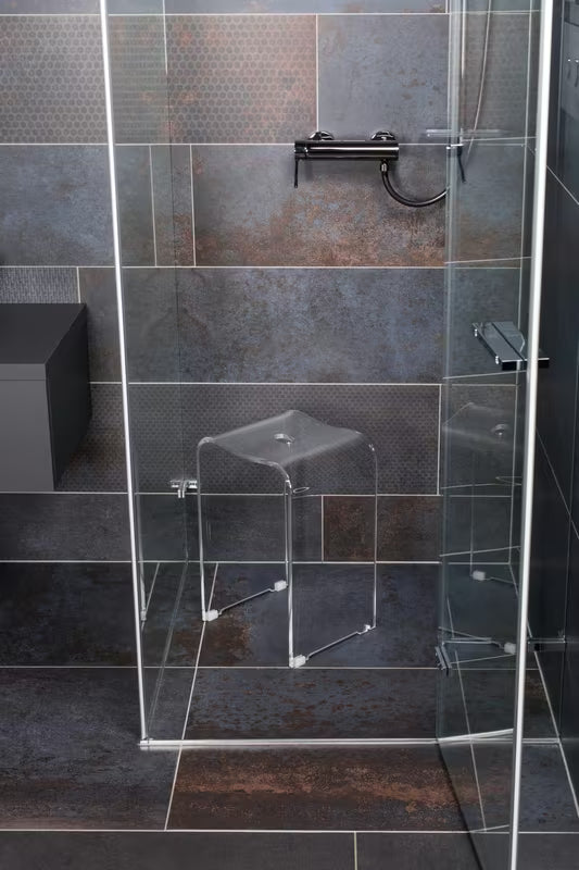 Prozirni sjedalo za tuš SAT od prozirnog akrila s otvorom u sjedalu pro lakšeg rukovanja.