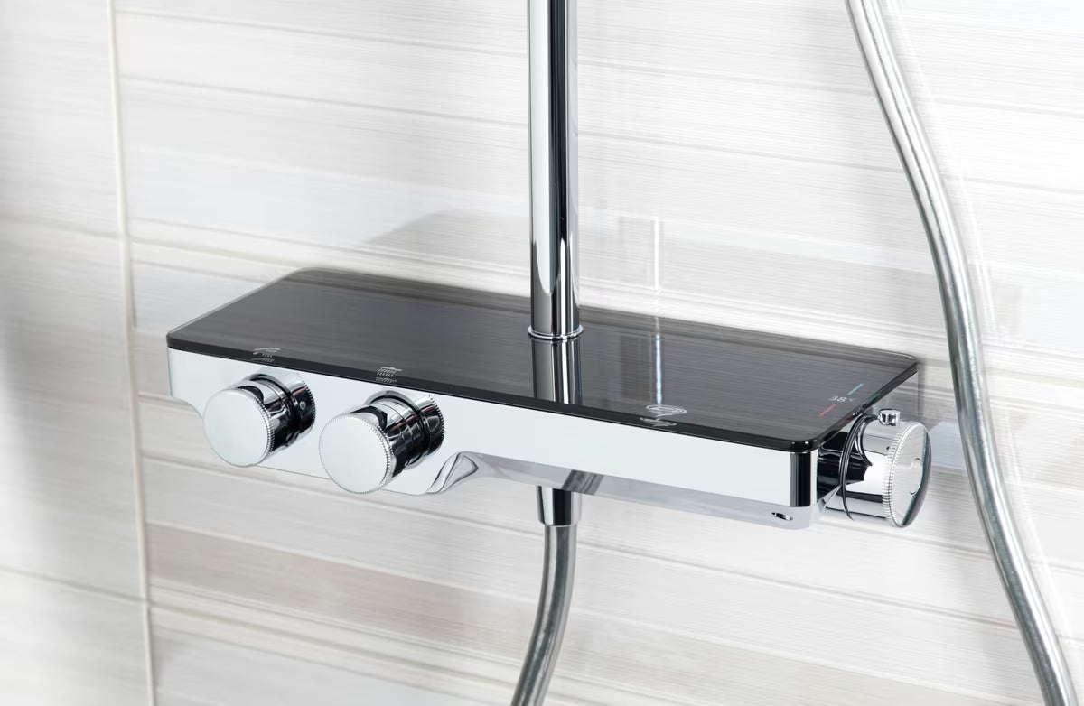 Tuš sustav SAT s termostatskom miješalicom, s nadglavnim i ručnim tušem te staklenom policom u crnoj i krom boji.