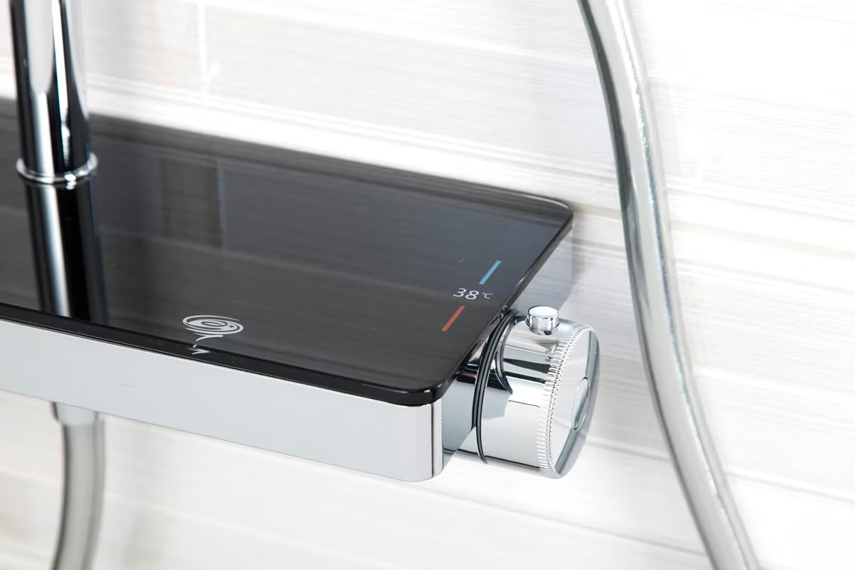 Tuš sustav SAT s termostatskom miješalicom, s nadglavnim i ručnim tušem te staklenom policom u crnoj i krom boji.