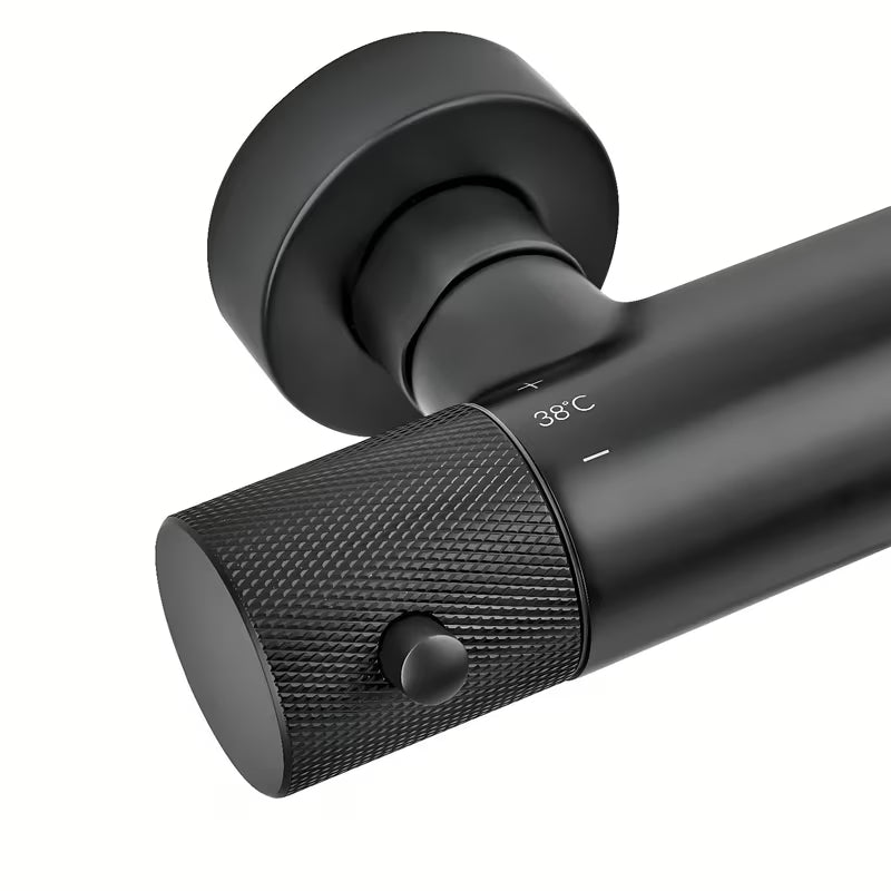Termostatski tuš sustav SAT s crnom mat termostatskom slavinom, nadglavnim i ručnim tušem.