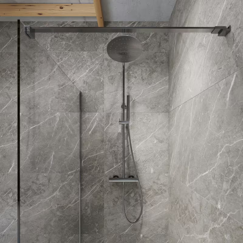 Tuš sustav SAT Dark s termostatskom miješalicom u izvedbi PVD Gun Metal s nadglavnim i ručnim tušem.