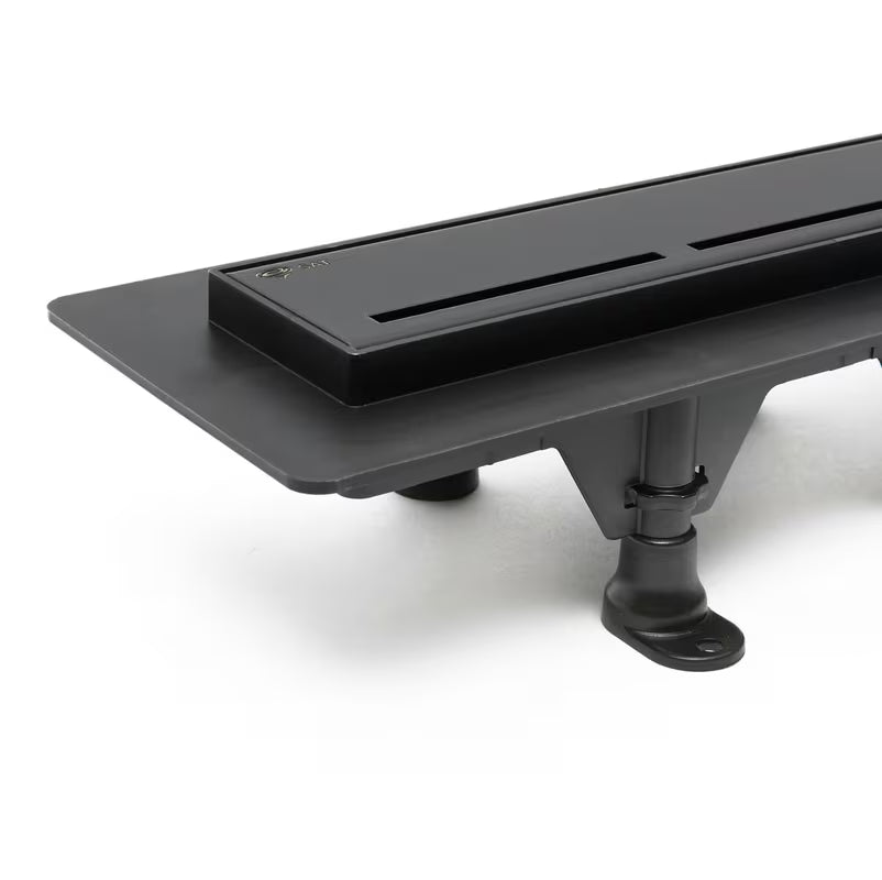 Tuš kanalica SAT 70 cm u crnoj mat boji s rešetkom od nehrđajućeg čelika pro modernu kupaonicu.