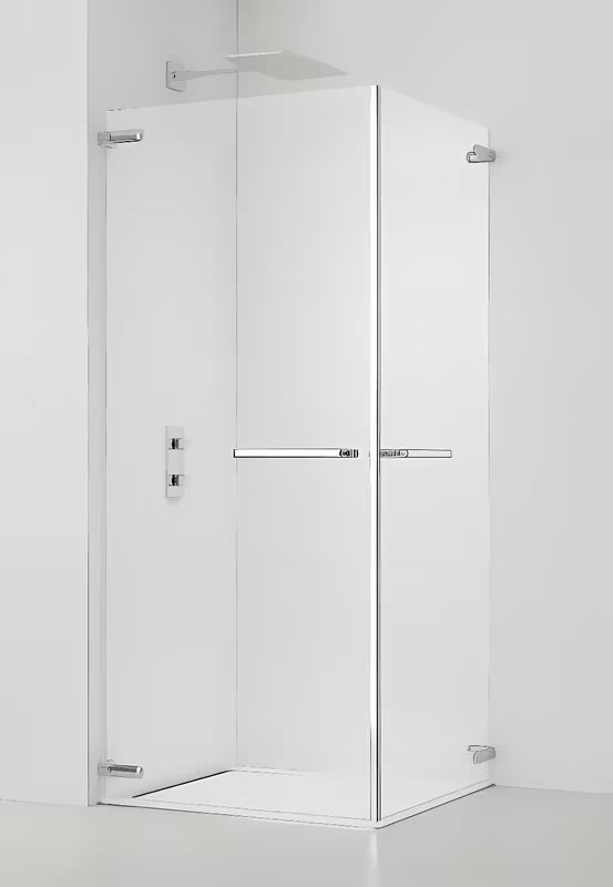 Kvadratna tuš kabina SAT Tgd New 100x100 cm u sjajnom kromu s prozirnim staklom i bezokvirnom konstrukcijom.
