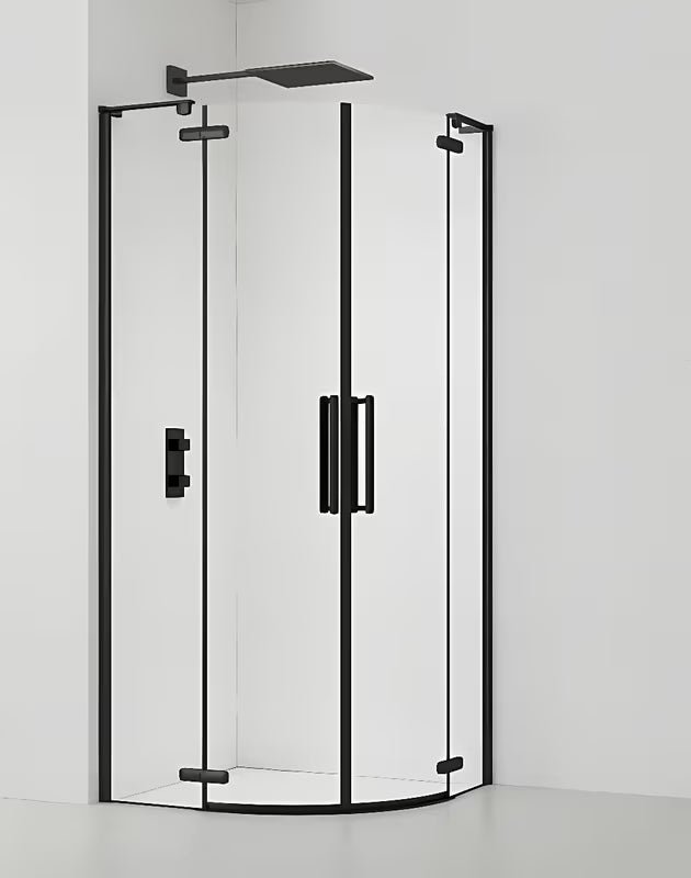 Polukružna tuš kabina SAT TGD New 90x90 cm u mat crnoj izvedbi s prozirnim staklom i zaokretnim vratima.