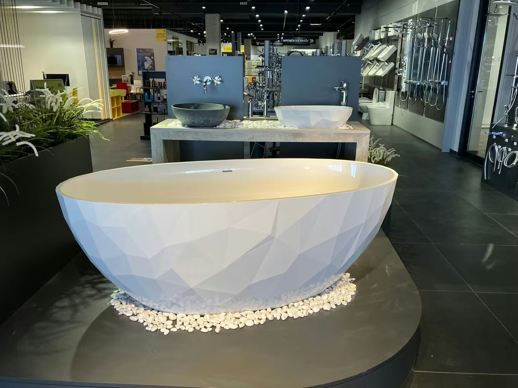 Samostojeća kada SAT od lijevanog mramora s mogućnošću lijeve i desne orijentacije.