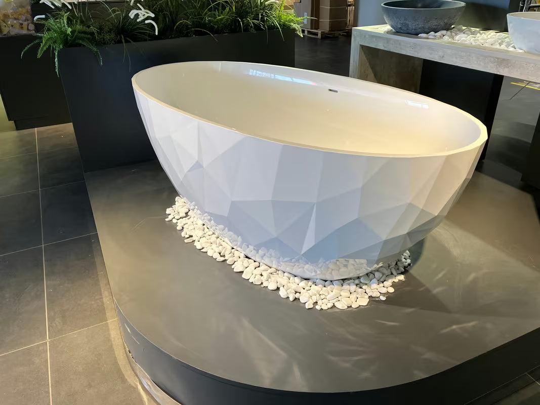 Samostojeća kada SAT od lijevanog mramora s mogućnošću lijeve i desne orijentacije.