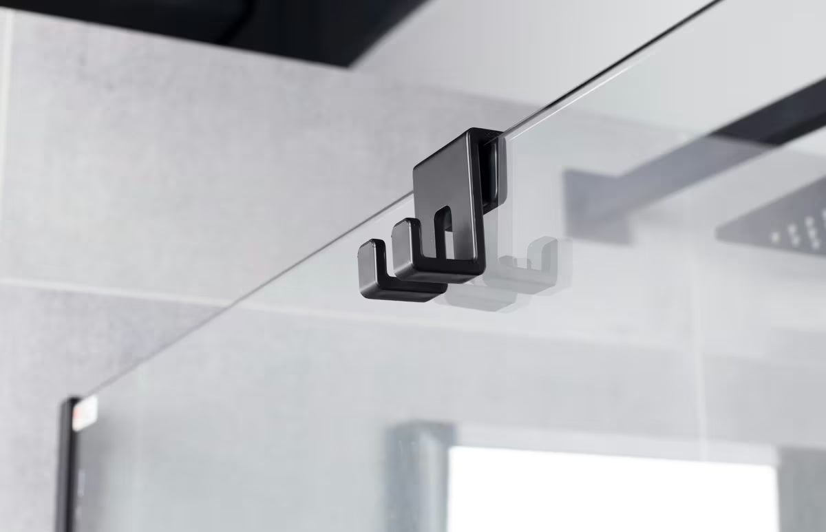 Crna šipka za ručnike SAT Walk-in kao praktičan dodatak za walk-in tuš paravan