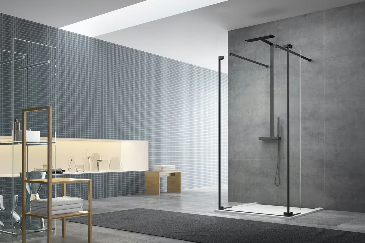 Okretna preklopna bočna stijena SAT Walk-in u crnoj izvedbi s prozirnim staklom.