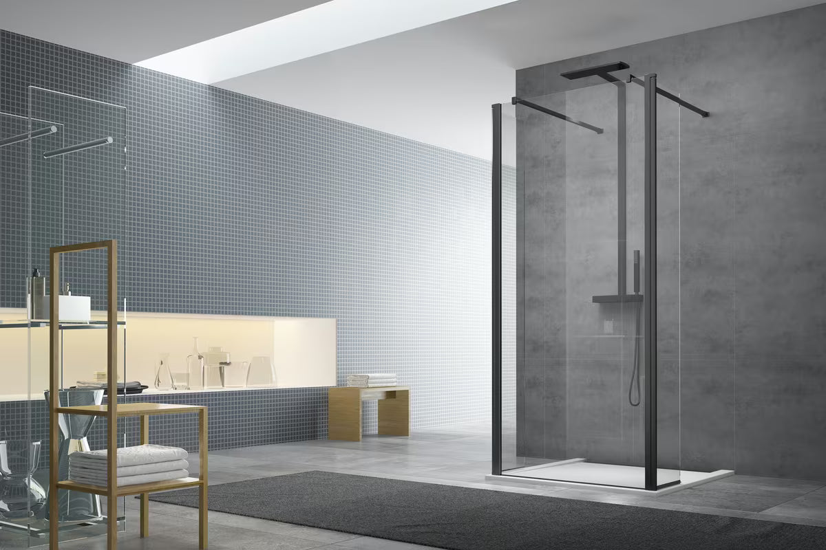 Okretna stijena SAT Walk-in s prozirnim staklom i crnim profilima u preklopnoj izvedbi.