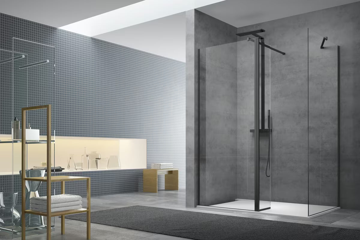 Zakretna tuš stijena SAT Walk-in s prozirnim staklom i crnim profilima, sa šarkama.