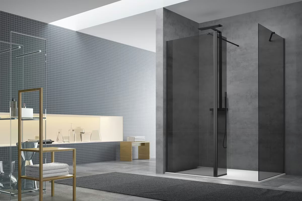 SAT Walk-in tuš stijena Walk-In 140 × 90 cm u crnoj boji s neprozirnim dimljenim staklom i zakretnom stijenom.