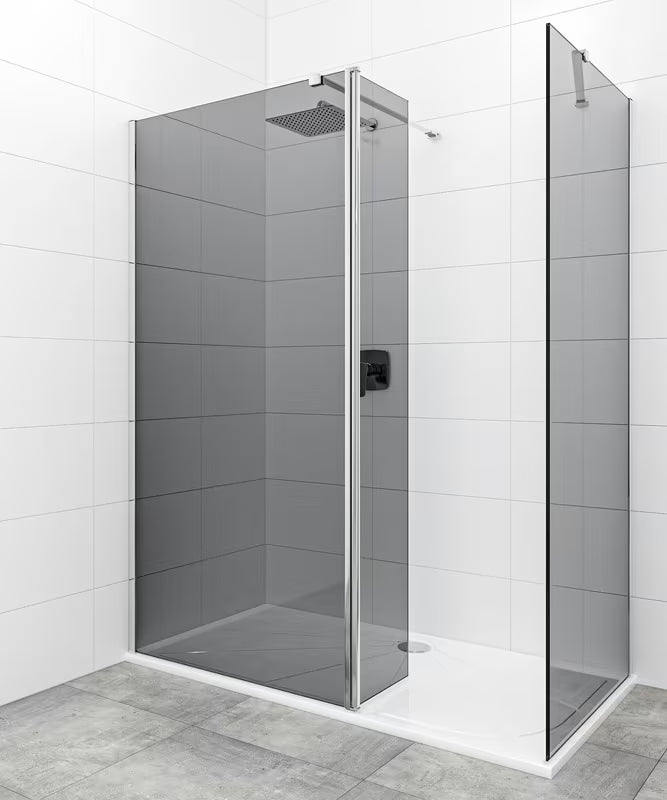 Tuš stijena Walk-In SAT Walk-in 140x90 cm u sjajnom kromu s neprozirnim staklom sa dimljenim efektom.