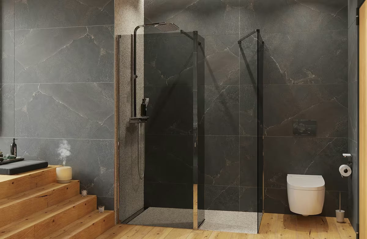 Tuš stijena Walk-In SAT Walk-in 140x90 cm u sjajnom kromu s neprozirnim staklom sa dimljenim efektom.