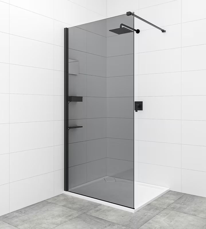 Walk-in tuš stijena SAT Walk-in 140 cm s crnim profilima i neprozirnim staklom s dimljenim efektom.