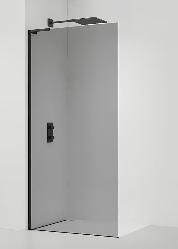 Tuš stijena SAT Walk-In 90 cm s crnim mat profilima i dimljenim staklom s EasyClean obradom.