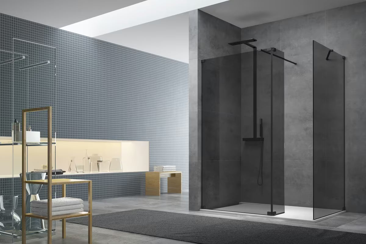 Crna walk-in tuš stijena sa zatamnjenim neprozirnim staklom i premazom EasyClean.