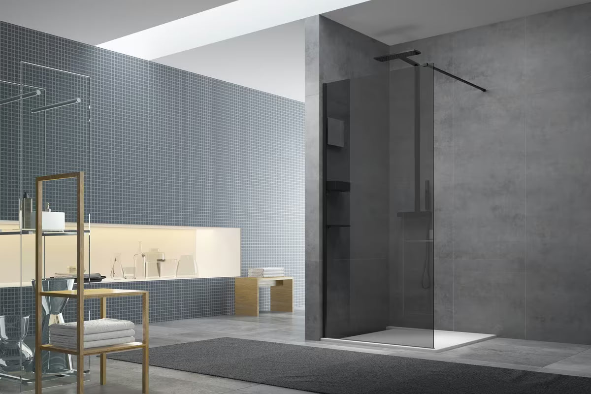 Walk-in tuš stijena SAT Walk-in 140 cm s crnim profilima i neprozirnim staklom s dimljenim efektom.