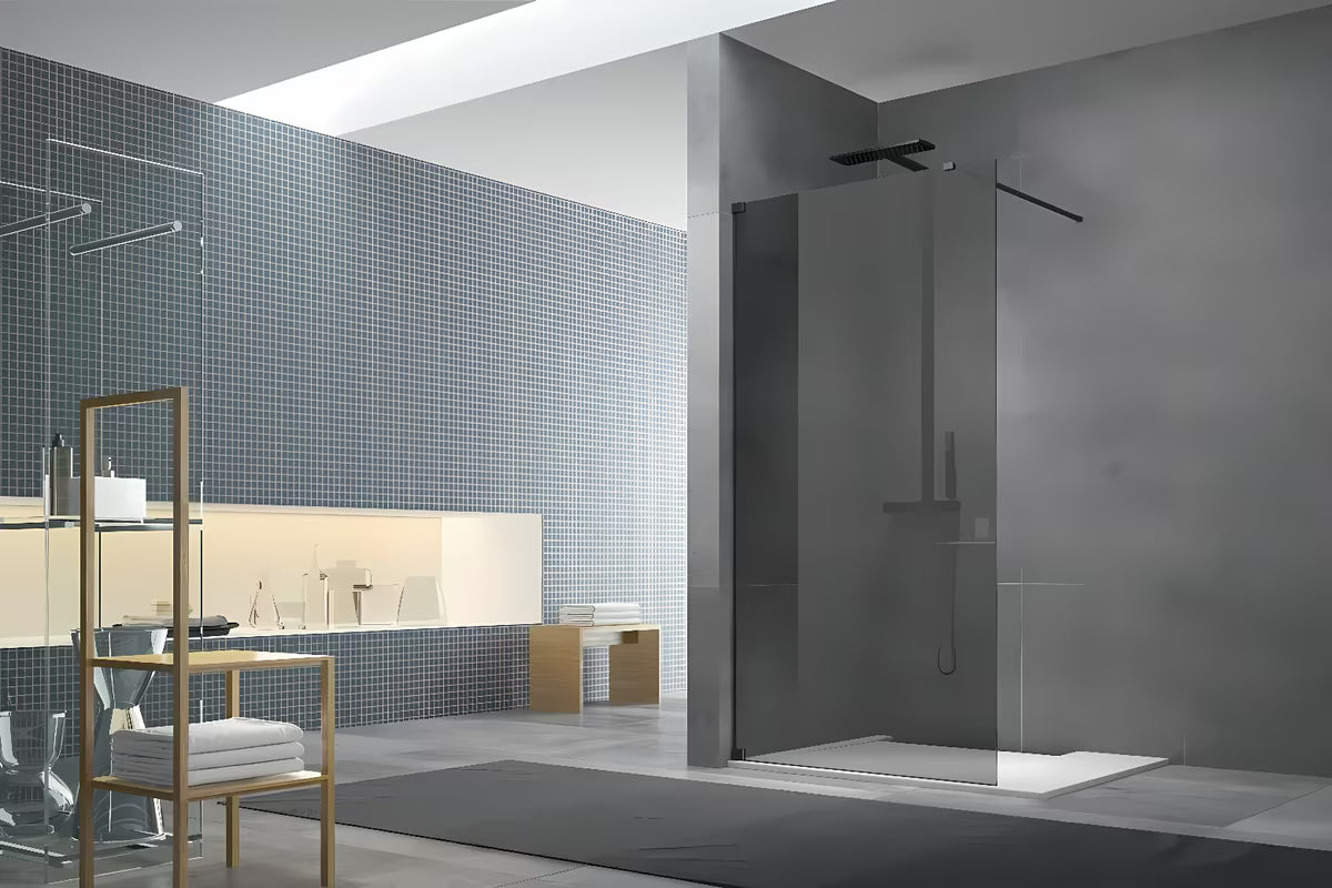 SAT Walk-in tuš stijena Walk-In 120 cm u crnoj izvedbi s neprozirnim zatamnjenim staklom.