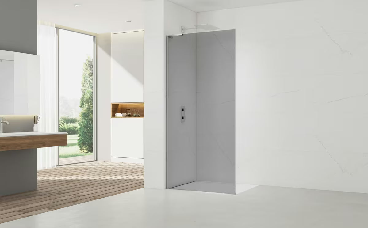 Fiksna tuš stijena Walk-In 110x200 cm u krom izvedbi sa sivim staklom i premazom Easy Clean.
