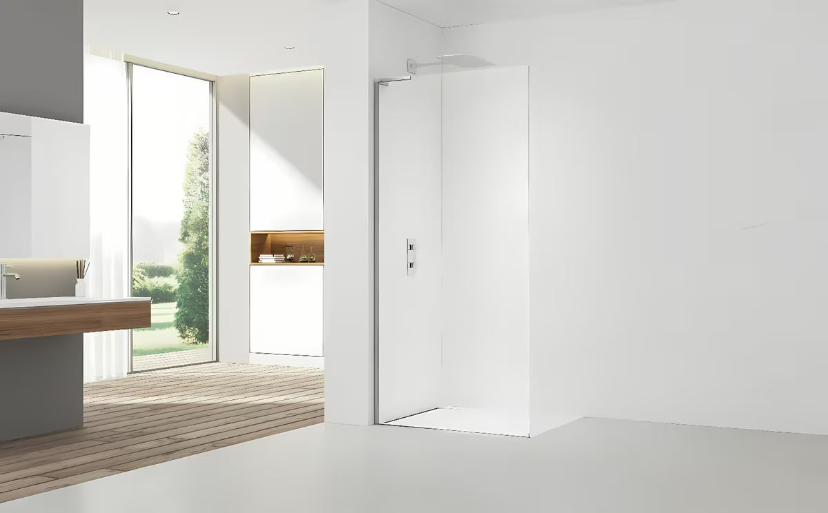 Walk-in tuš stijena SAT Walk-in 120 cm u krom izvedbi s prozirnim staklom i bezokvirnom izvedbom.