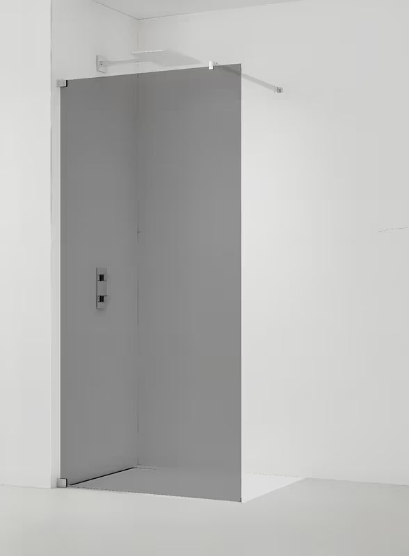 SAT Walk-in tuš stijena Walk-In 140 cm u sjajnom kromu s neprozirnim staklom sa dimljenim efektom.