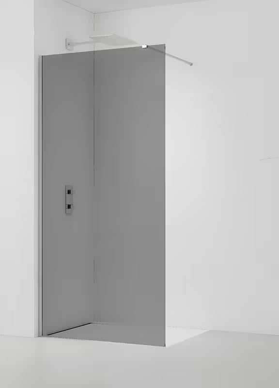 SAT Walk-in tuš stijena Walk-In 140 cm u sjajnom kromu s neprozirnim staklom sa dimljenim efektom.