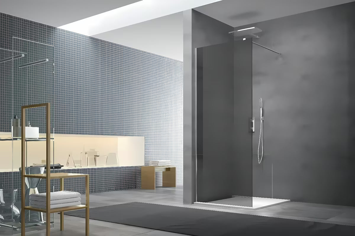 SAT Walk-in tuš stijena Walk-In 140 cm u sjajnom kromu s neprozirnim staklom sa dimljenim efektom.