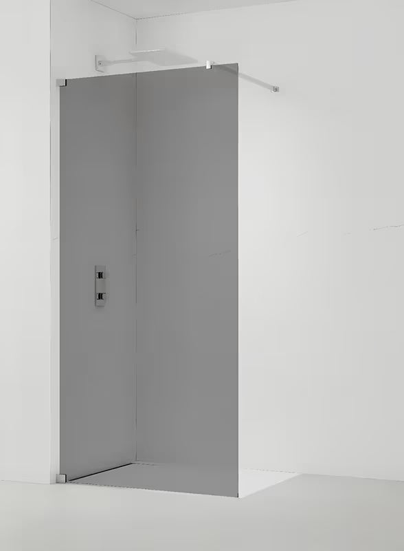 Tuš stijena SAT Walk-in 110 cm u sjajnom kromu sa zatamnjenim dimljenim staklom i stabilizacijskom šipkom.