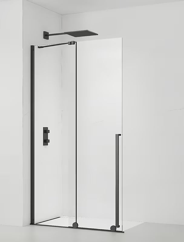 Tuš stijena Walk-In SAT Xmotion 110 cm u crnoj izvedbi s prozirnim staklom i kliznim otvaranjem.
