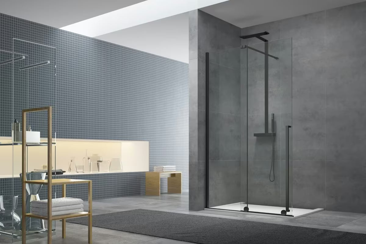 Tuš stijena Walk-In SAT Xmotion 110 cm u crnoj izvedbi s prozirnim staklom i kliznim otvaranjem.