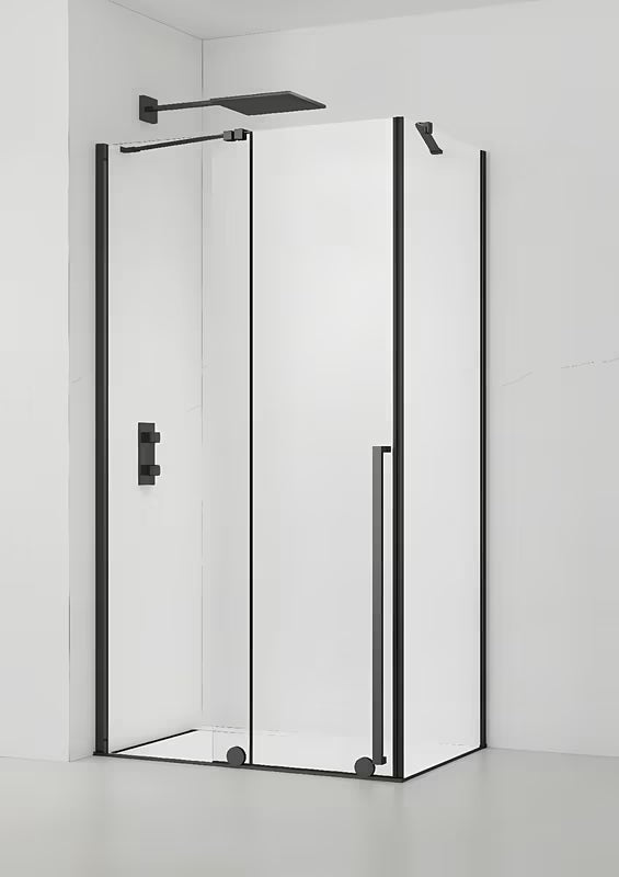 Tuš kabina SAT Xmotion 120x90 cm u crnoj izvedbi s prozirnim staklom i kliznim sustavom.