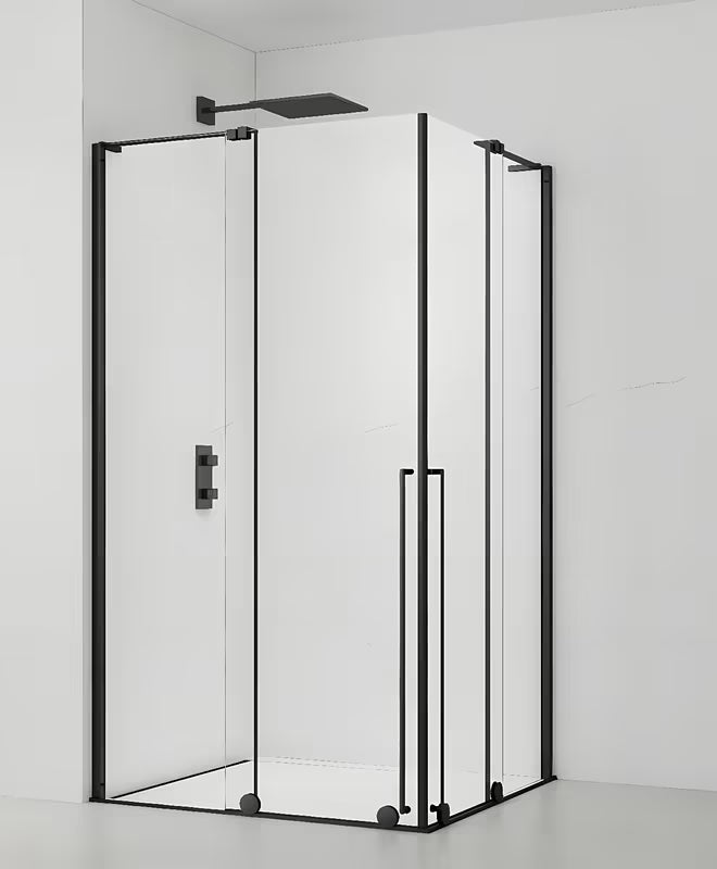 Kvadratna tuš kabina SAT Walk-In Xmotion 120x120 cm u crnoj izvedbi s prozirnim staklom i kliznim vratima.