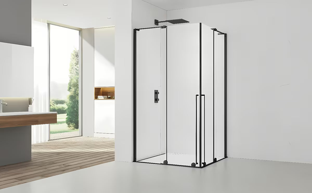 Kvadratna tuš kabina SAT Walk-In Xmotion 120x120 cm u crnoj izvedbi s prozirnim staklom i kliznim vratima.