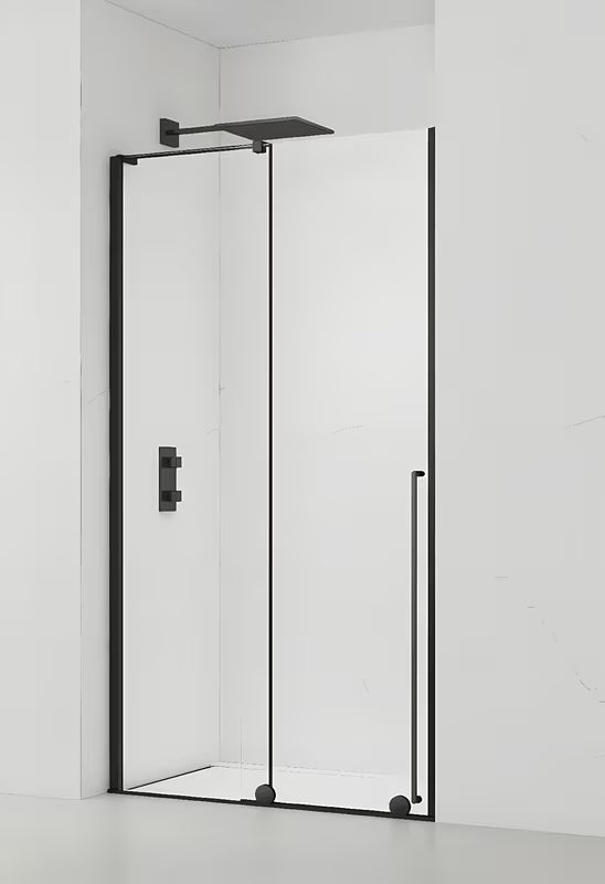 Tuš vrata za nišu SAT Xmotion 140 cm u crnoj boji s prozirnim staklom i kliznim otvaranjem.
