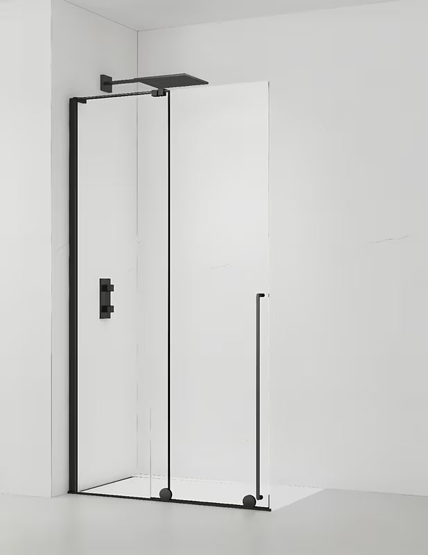 Crna walk-in tuš kabina SAT Walk-In Xmotion s prozirnim staklom i kliznim sustavom.
