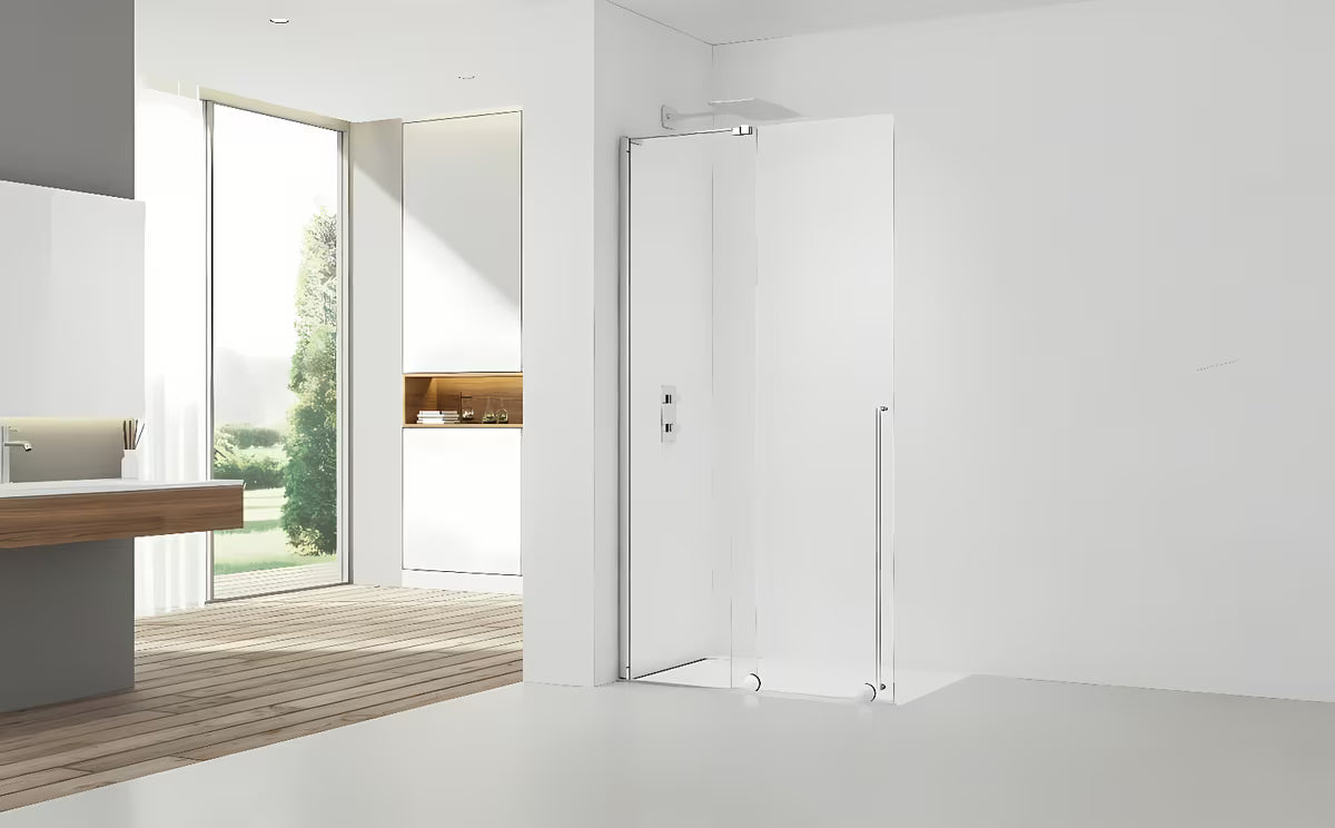 Tuš stijena Walk-In SAT Walk-In Xmotion 110 cm u sjajnom kromu s prozirnim staklom i kliznim sustavom.