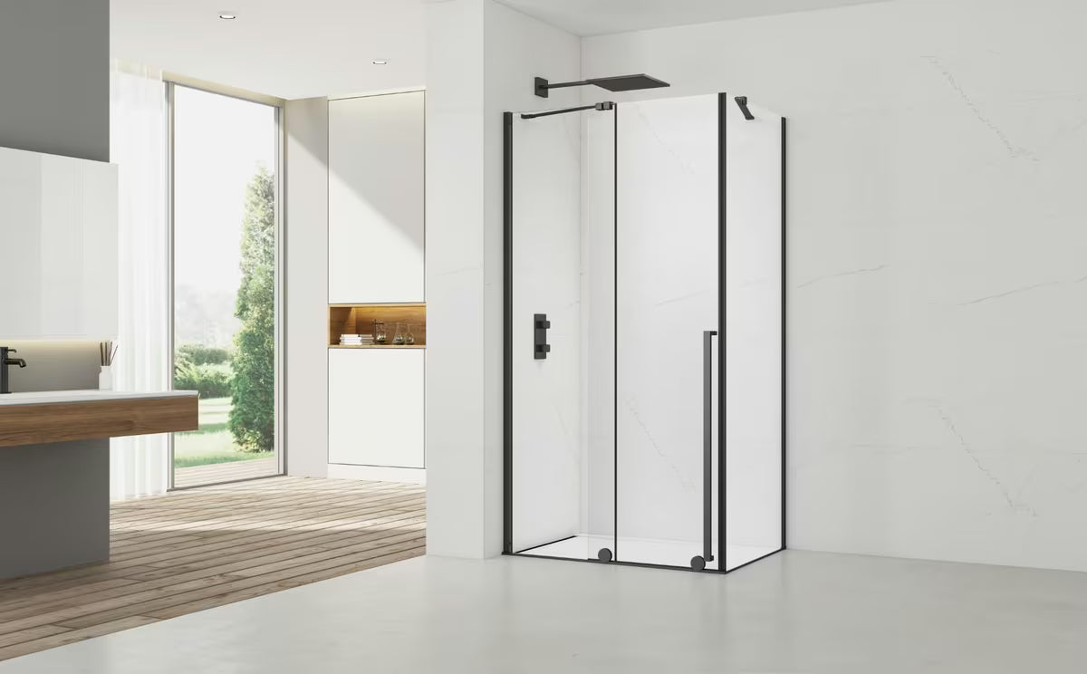 Pravokutna tuš kabina SAT Xmotion 140x80 cm u crnoj izvedbi s prozirnim staklom i kliznim sustavom.