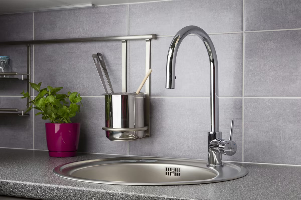 Kromirana miješalica za sudoper SIKO Chrome s izvlačivim tušem sa zakretnim izljevom