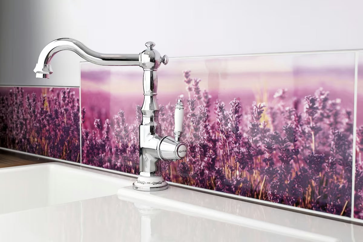 Kromirana miješalica za sudoper SIKO Provence s ručicom za upravljanje i zakretnim izljevom u retro dizajnu.