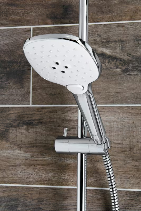 Bijeli ručni tuš SIKO s kromiranim detaljima, promjera 12 cm, s 3 mlaza i tipkom pro za prebacivanje.