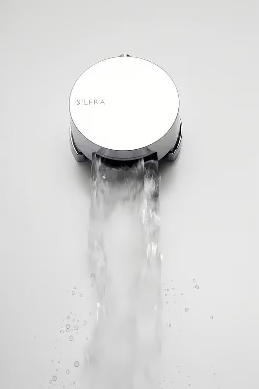 Silfra odljevno preljevna garnitura za kadu s preljevom za punjenje, u krom izvedbi, s upravljačkim kotačićem i čepom.