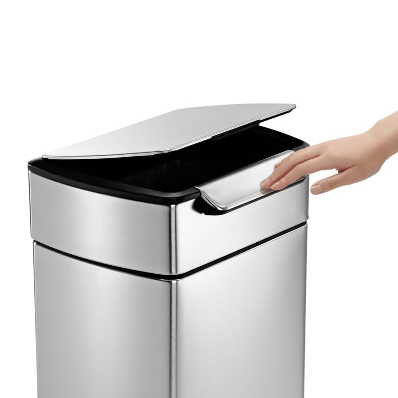 Senzorska kanta za otpad Simplehuman Touch-bar bin u mat izvedbi od nehrđajućeg čelika s uskim kućištem.