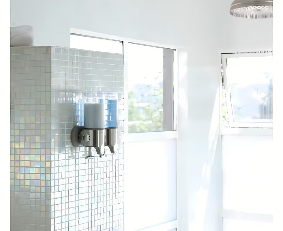 Zidni dozator sapuna Simplehuman Wall s dvije prozirne posude u izvedbi brušeni čelik.