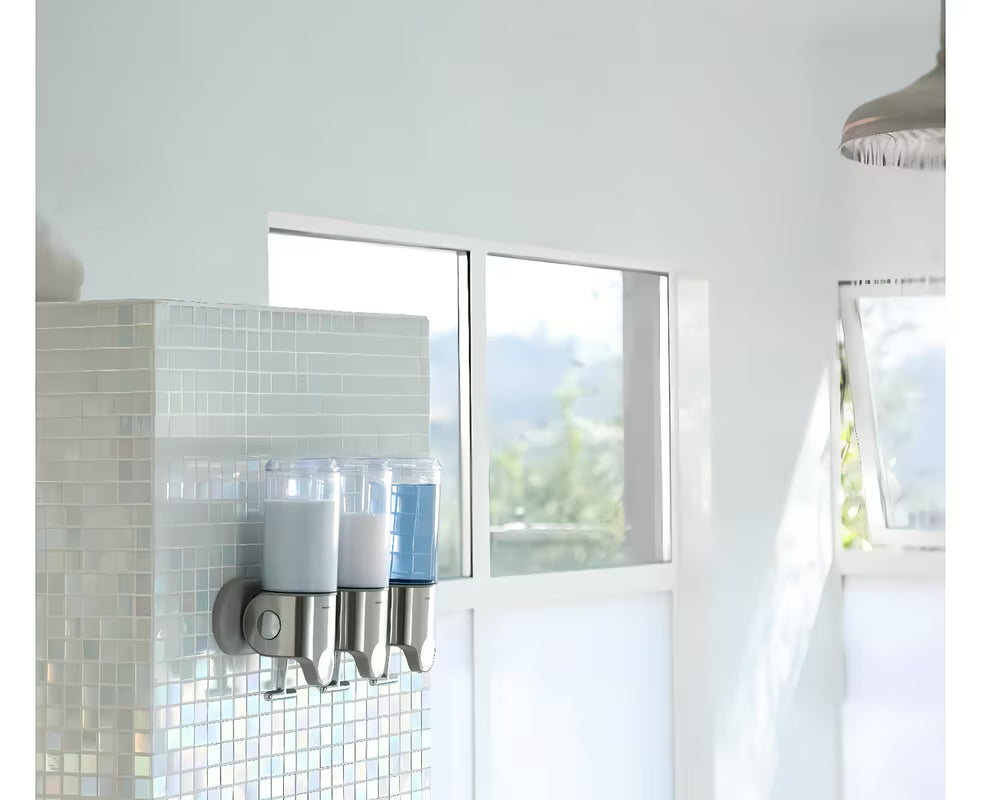 Zidni dozator sapuna Simplehuman Wall s tri prozirne posudice od brušenog čelika.