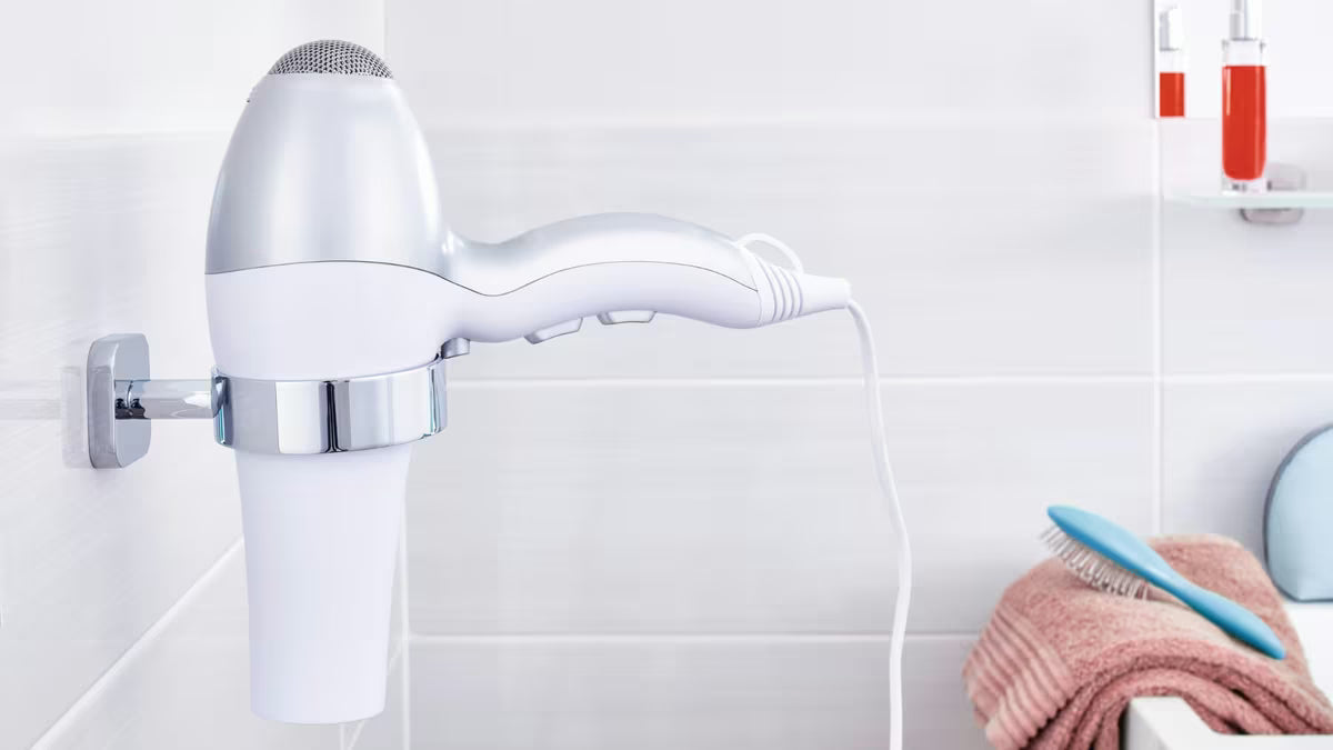 Kromirani zidni držač za sušilo za kosu Tesa Elegaant s Power.Kit montažom bez bušenja