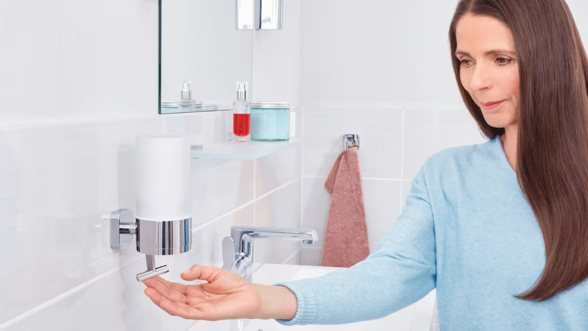 Kromirani zidni dozator sapuna Tesa Elegaant s posudom od mat stakla i upravljanjem jednom rukom.