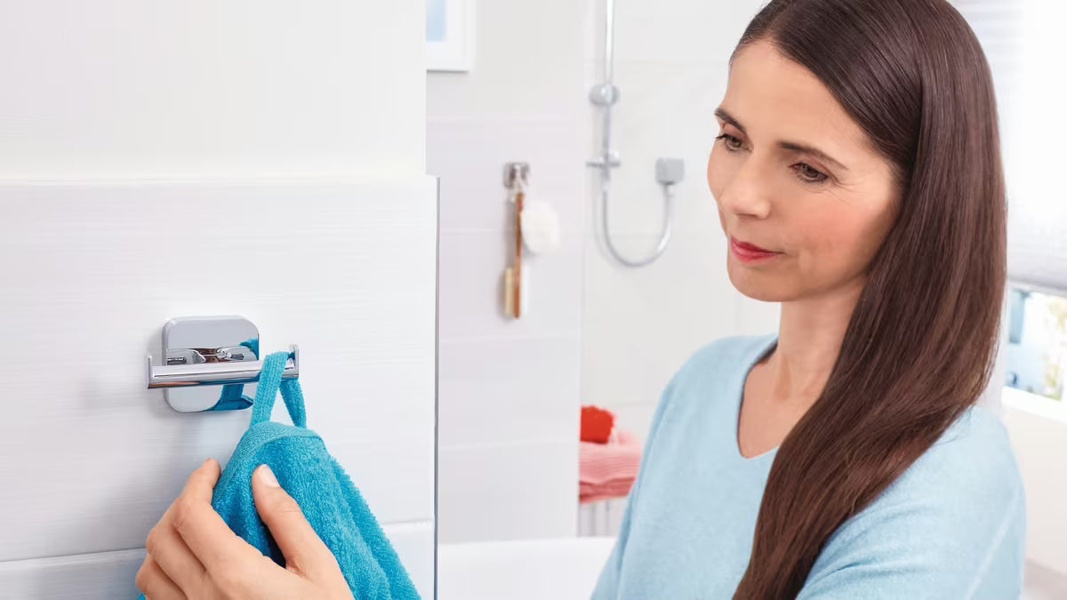 Dvostruki zidni kukica Tesa Elegaant u sjajnom kromu pro za vješanje ručnika i ogrtača bez bušenja.